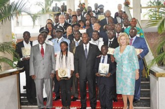 Côte dÂ’Ivoire : Promotion de lÂ’excellence, Ouattara distribue 440 millions de FCFA à  44 de ses compatriotes